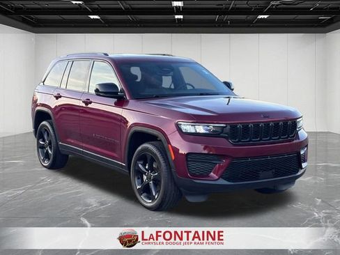 Used 2023 Jeep Grand Cherokee Altitude AWD/4WD image 7