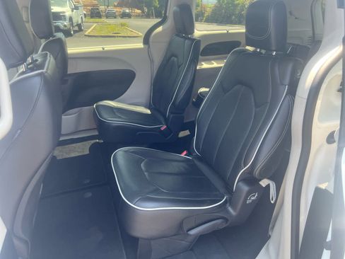 Used 2024 Chrysler Pacifica Limited image 13