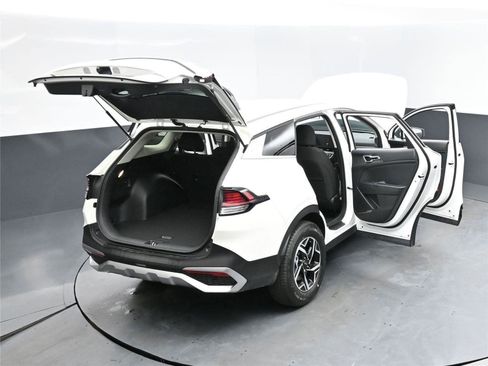Used 2025 Kia Sportage LX image 17