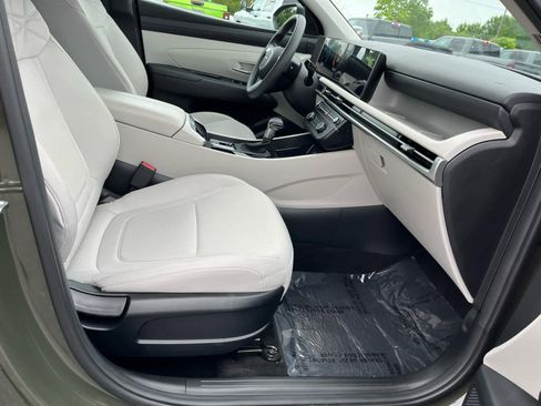 Used 2025 Hyundai Tucson SE FWD image 32