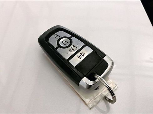 Used 2018 Ford Fusion SE w/ Fusion SE Technology Package image 9