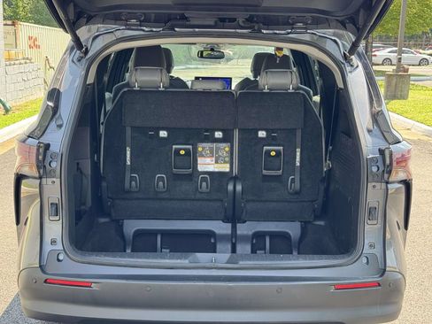 Used 2025 Toyota Sienna XLE FWD image 16