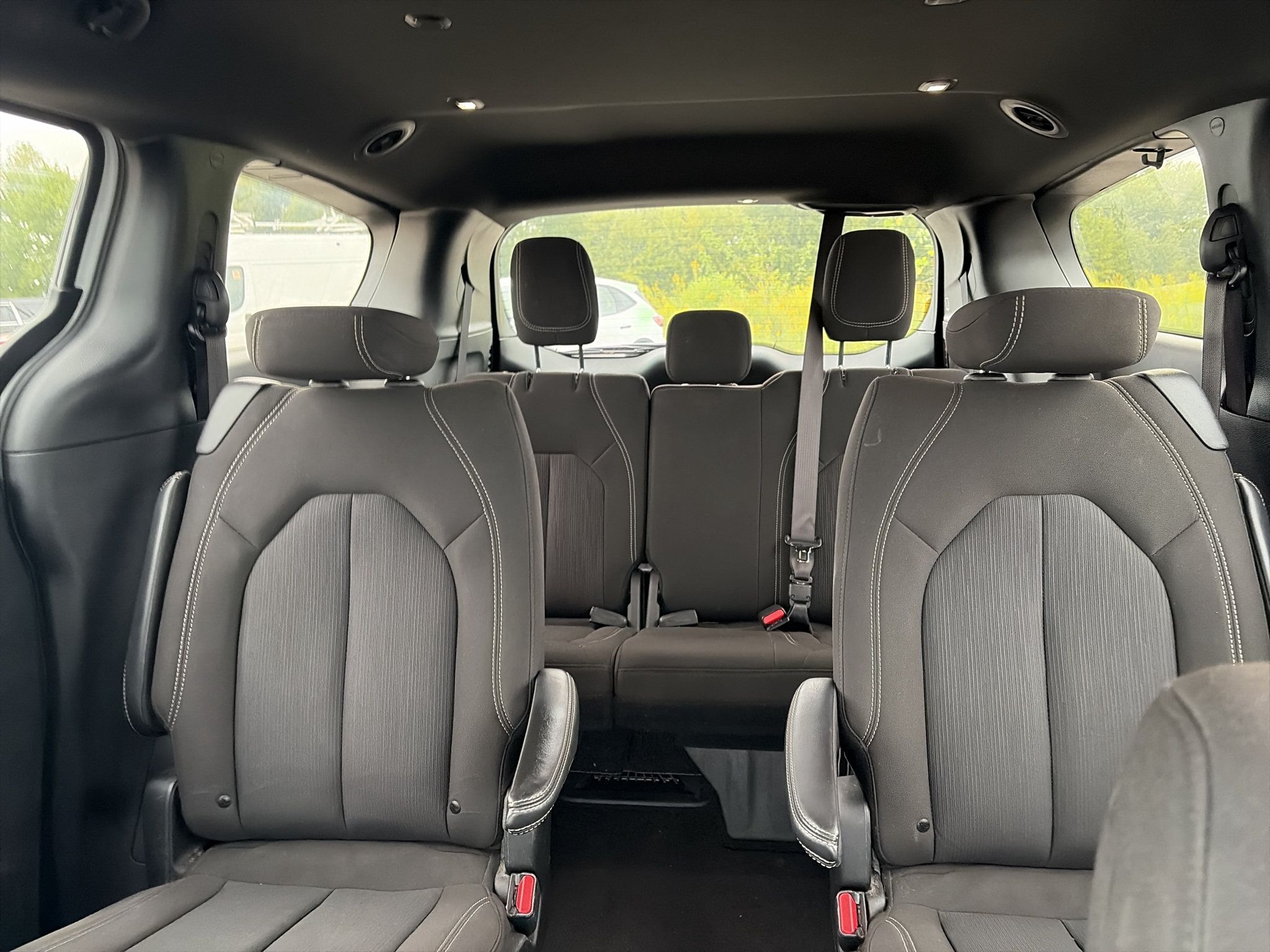 Used 2023 Chrysler Pacifica Touring FWD image 11