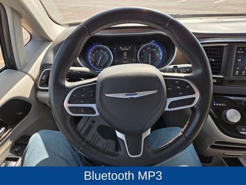 Used 2018 Chrysler Pacifica Touring-L FWD image 20