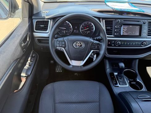 Used 2014 Toyota Highlander LE FWD image 21