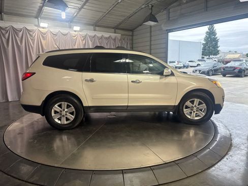 Used 2014 Chevrolet Traverse LT w/ LPO, 'HIT The Road' Package FWD image 4