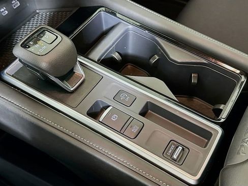 Used 2025 Nissan Pathfinder SV image 18