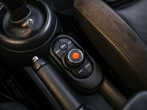 Used 2022 MINI Cooper 4-Door Hardtop w/ Signature Upholstery Package image 25