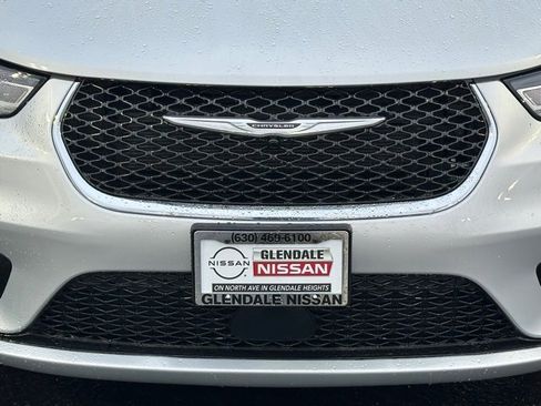 Used 2024 Chrysler Pacifica Touring-L image 9