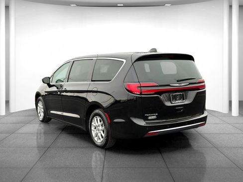 Used 2024 Chrysler Pacifica Touring-L image 5