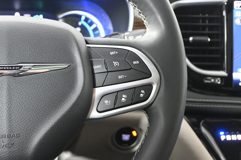 Used 2023 Chrysler Pacifica Limited FWD image 38