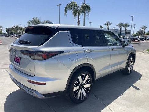 Used 2025 Mitsubishi Outlander SE FWD image 8