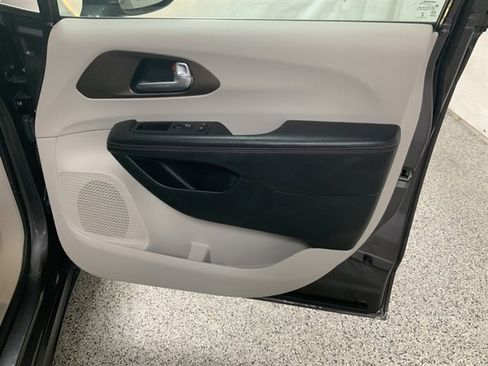 Used 2018 Chrysler Pacifica Touring-L image 19