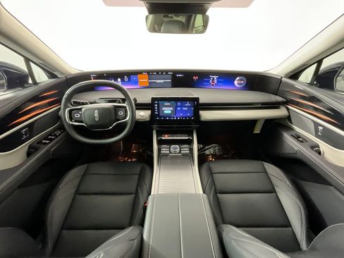 Used 2025 Lincoln Nautilus Premier image 10