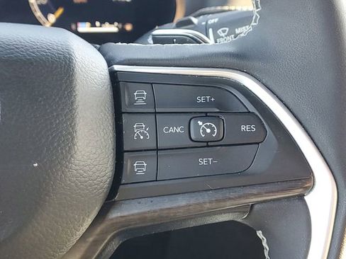 Used 2024 Jeep Grand Cherokee Limited image 20