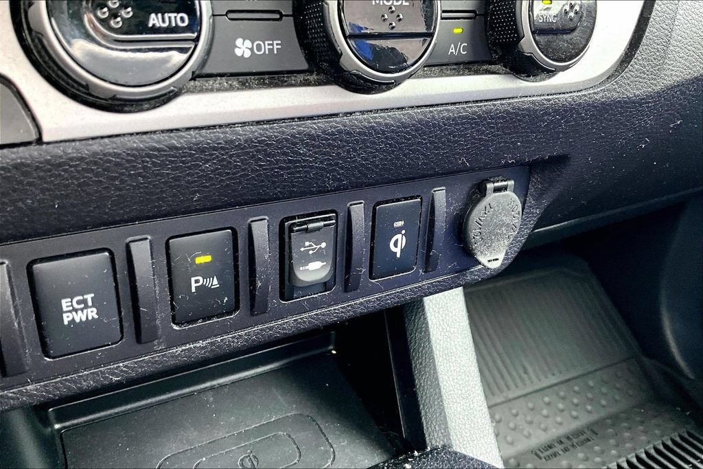 Used 2017 Toyota Tacoma Limited RWD image 26