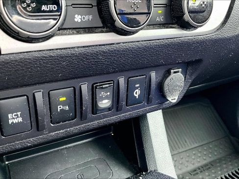 Used 2017 Toyota Tacoma Limited RWD image 26