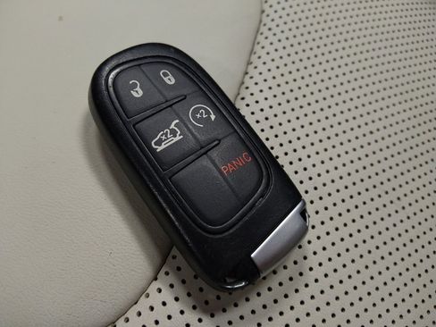 Used 2017 Jeep Cherokee Overland w/ Heavy Duty Protection Group AWD/4WD image 32