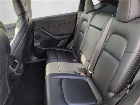 Used 2021 Tesla Model Y Long Range image 12