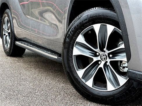 New 2025 Toyota Highlander XLE image 2