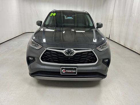 Used 2024 Toyota Highlander Platinum image 3