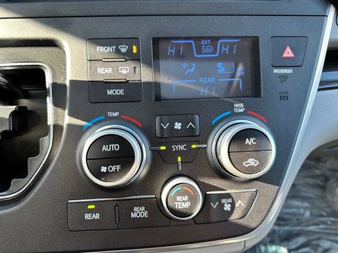 Used 2015 Toyota Sienna XLE Premium image 22