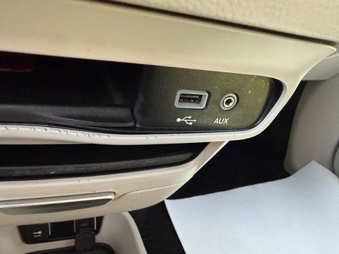 Used 2017 Chrysler Pacifica Touring-L FWD image 33