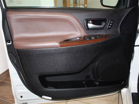 Used 2017 Toyota Sienna Limited Premium image 41