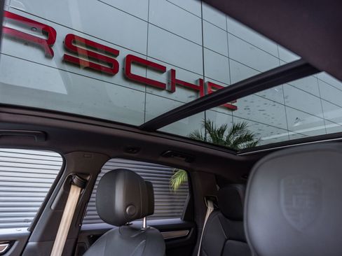 Certified 2022 Porsche Cayenne Platinum Edition image 19