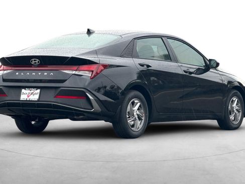Used 2025 Hyundai Elantra SE image 8