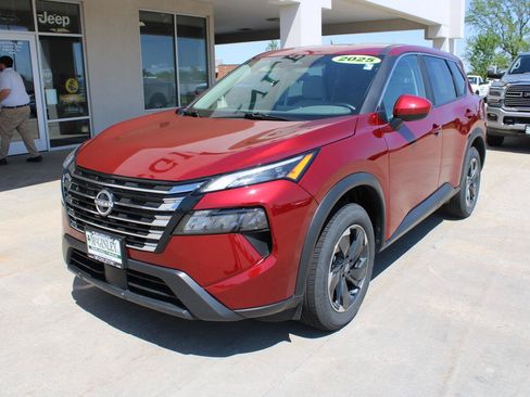 Used 2025 Nissan Rogue SV AWD/4WD image 2