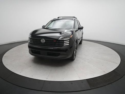 Certified 2025 Nissan Kicks SR image 32