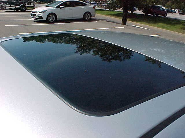 Used 2011 Toyota Camry XLE w/ SE/XLE Extra-Value Pkg FWD image 10