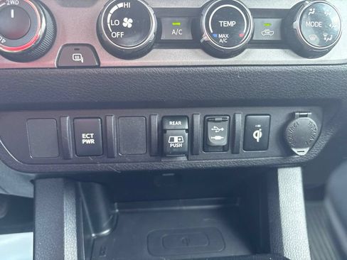 Used 2018 Toyota Tacoma TRD Off-Road AWD/4WD image 14