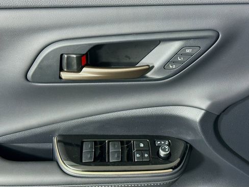 Used 2025 Toyota Crown Signia w/ Advanced Technology Package image 25