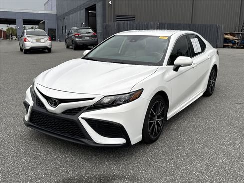 Used 2024 Toyota Camry SE FWD image 9