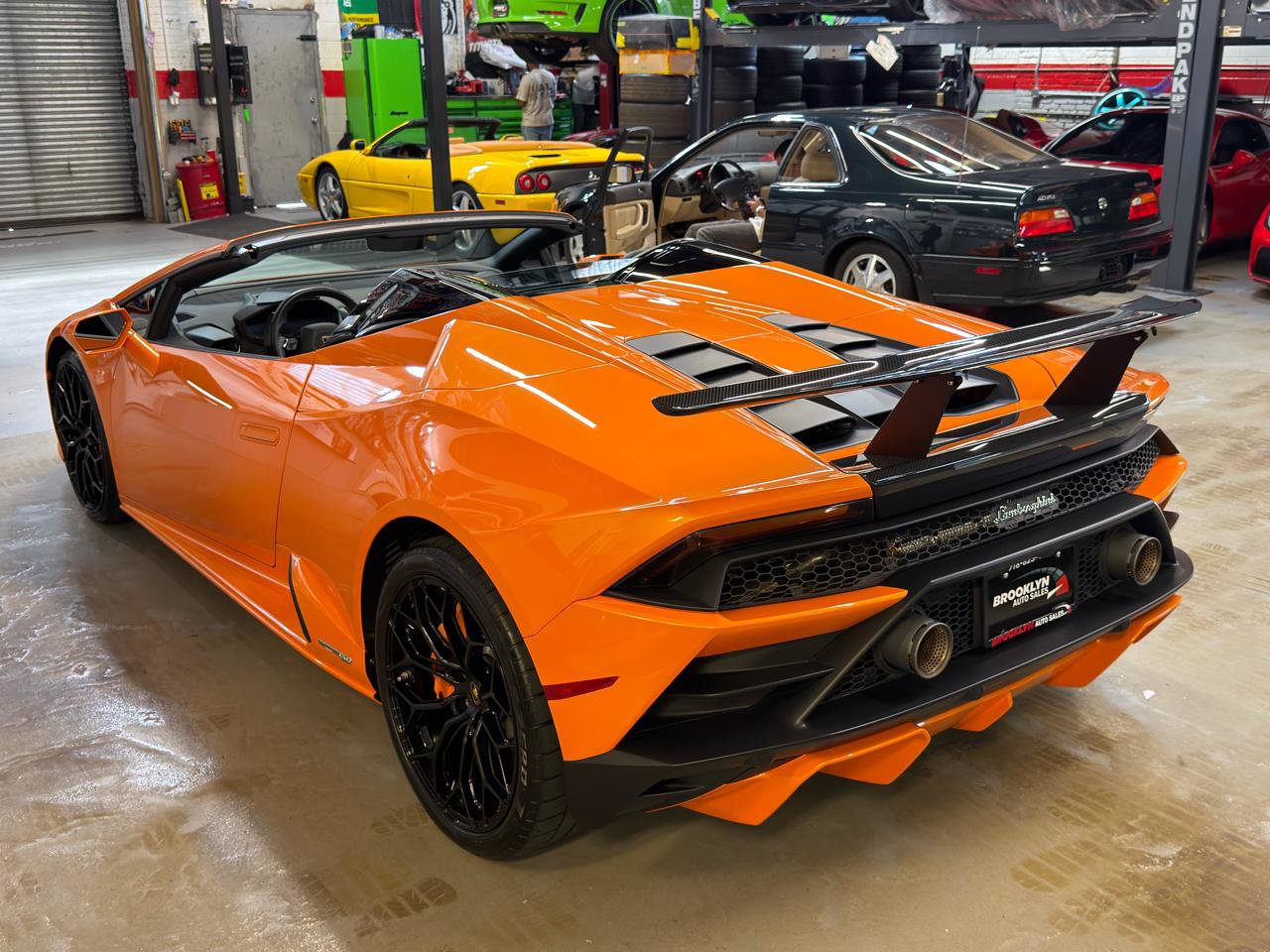 Used 2021 Lamborghini Huracan EVO RWD image 11