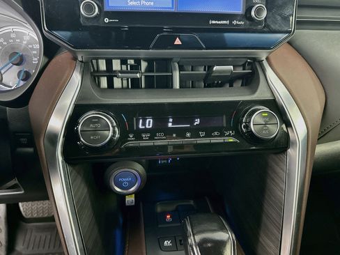 Used 2022 Toyota Venza XLE AWD/4WD image 23