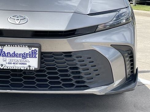 Used 2025 Toyota Camry SE FWD image 9