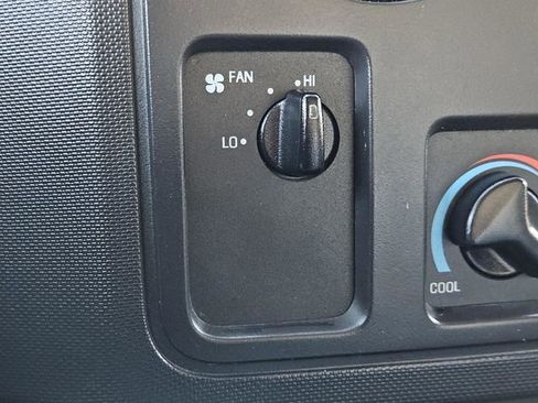 Used 2019 Ford E-350 and Econoline 350 Super Duty w/ Power Windows & Locks Group image 17