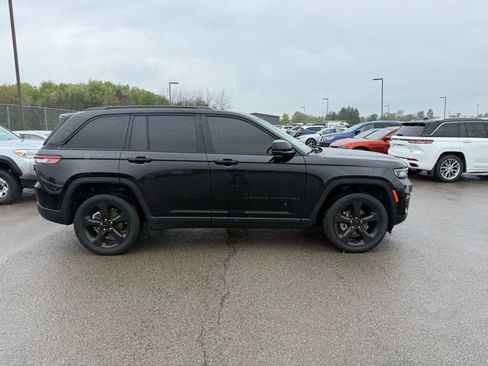 Used 2023 Jeep Grand Cherokee Laredo AWD/4WD image 5
