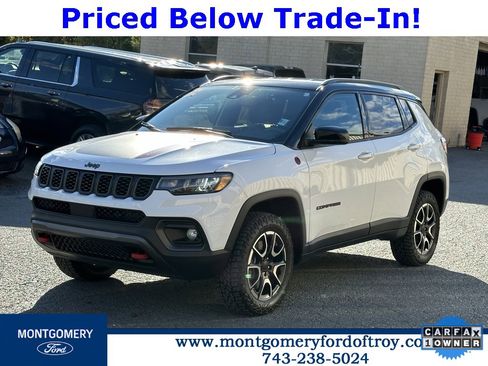 Used 2024 Jeep Compass Trailhawk image 2