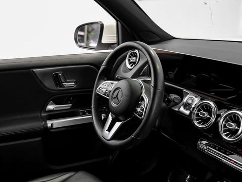 Used 2021 Mercedes-Benz GLB 250 w/ Premium Package image 17