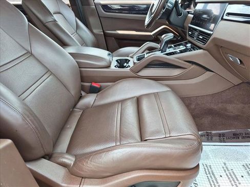 Used 2022 Porsche Cayenne AWD/4WD image 19