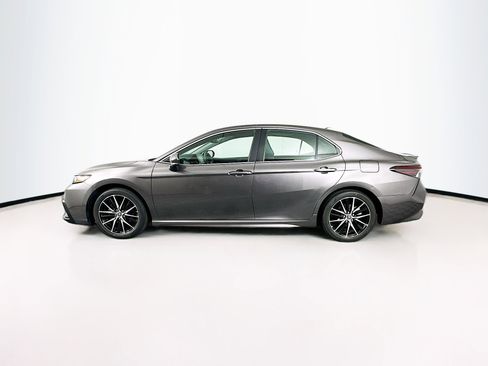 Used 2023 Toyota Camry SE image 4
