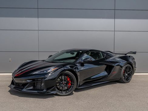 Used 2024 Chevrolet Corvette Z06 RWD image 2