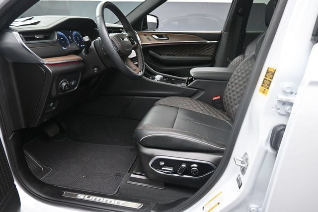 Used 2025 Jeep Grand Cherokee Summit AWD/4WD image 17