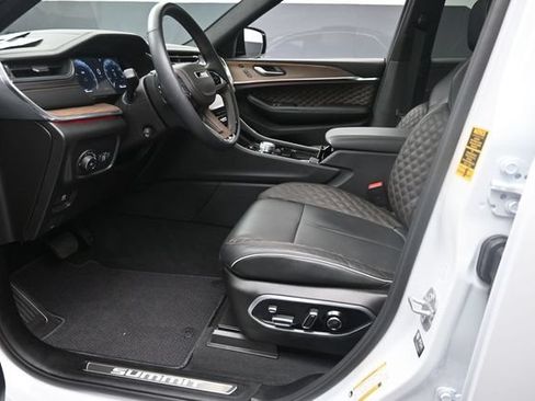 Used 2025 Jeep Grand Cherokee Summit AWD/4WD image 17