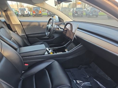 Used 2019 Tesla Model 3 Standard Range image 9