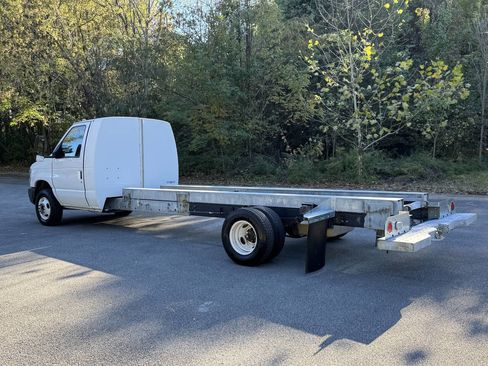 Used 2011 Ford E-450 and Econoline 450 Super Duty image 3